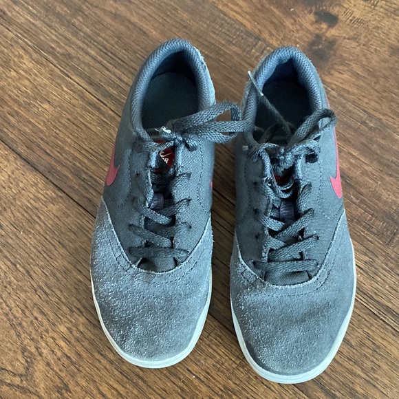 Nike SB tennis shoes. Navy with burgundy swoosh. Size 1.5 - Picture 2 of 5